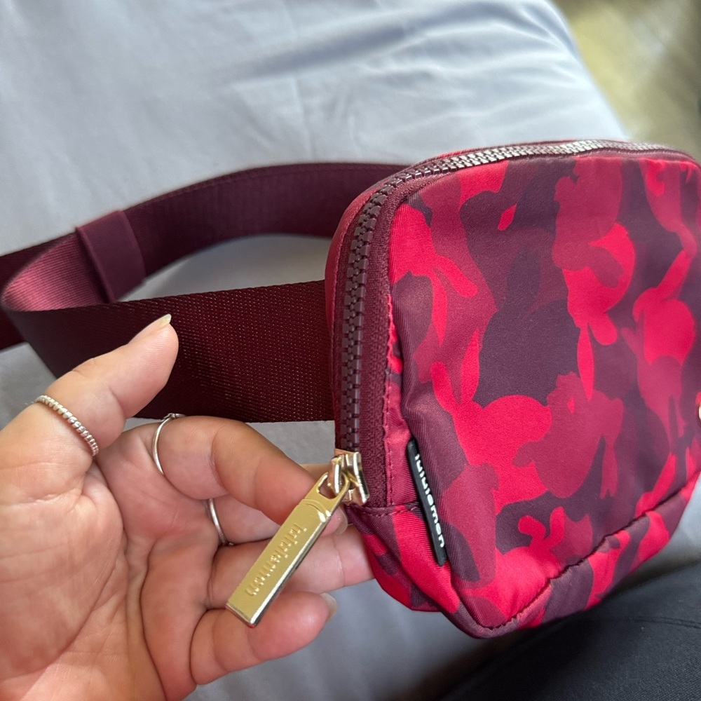 Lululemon Everywhere Belt Bag Lunar New Year 1L - Picture 5 of 5